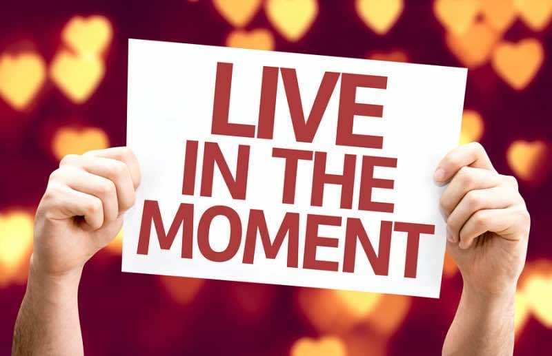 Live in the Moment card with heart bokeh background