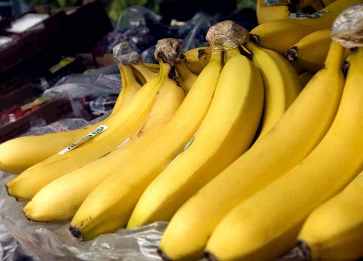 close-up-view-of-a-number-of-ripe-bananas-on-market-725x522
